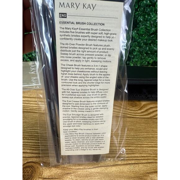 New Mary Kay Essential Brush Collection 5 Brushes Set Make Up Brush Bag Gift BTS - Picture 2 of 8